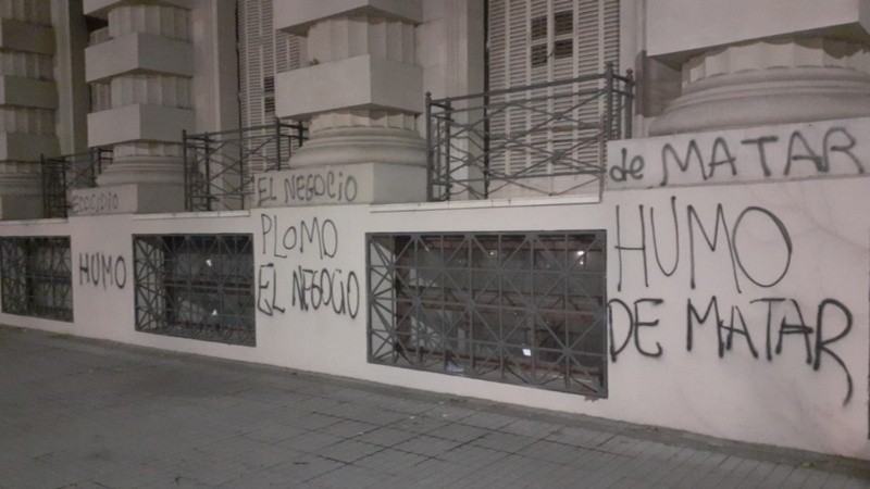 Las pintadas de este martes en el frente de la sede de Gobernación.