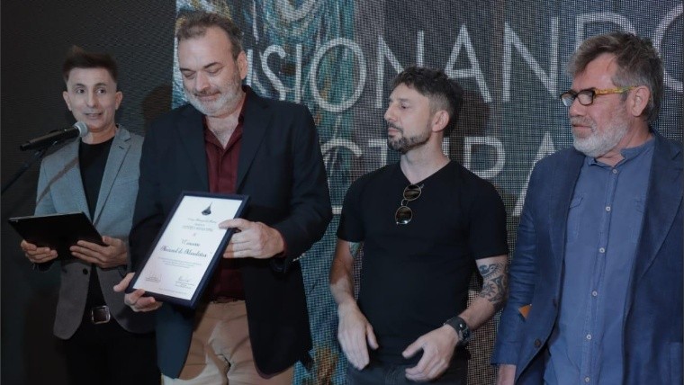 Todas las imágenes de premiación del concurso de muralismo, que se expresa en todos los pisos del edificio.