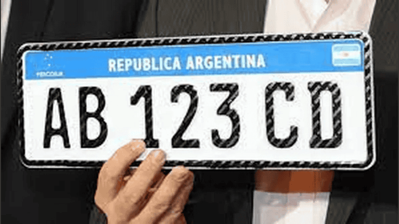 Estiman que la entrega de chapas patente se regularizará en los próximos meses.