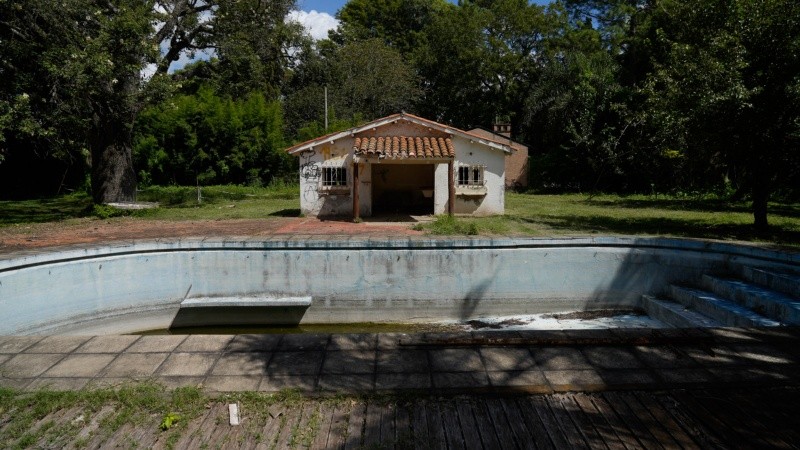 La pileta y los vestuarios, donde estuvo detenido Jaime Dri.