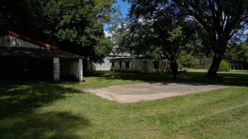 Entre el quincho y la casa pequeña de los detenidos, hay una explanada de cemento.