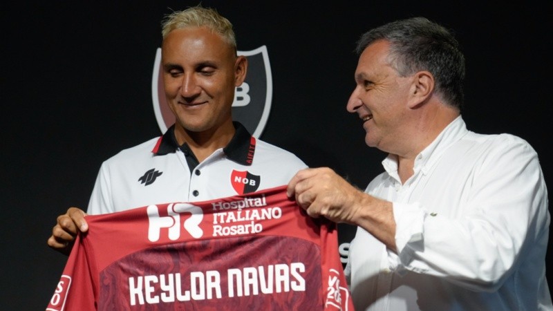 Navas y Astore en tiempos felices, durante la presentación oficial del arquero como jugador de Newells.