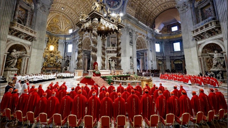 Una imagen del grupo de cardenales en la Misa de V Novemdiale en memoria del difunto Papa Francisco en la Basílica de San Pedro