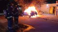 Noche movida para bomberos con dos autos incendiados en distintos puntos de la ciudad