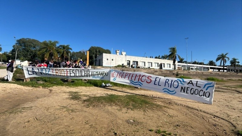Kayakistas partieron de Rosario y llegarán a La Plata el 25 de mayo.