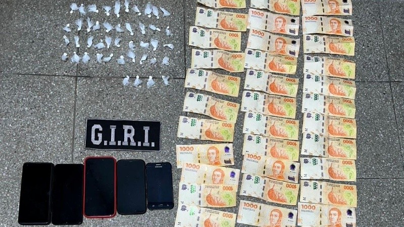 Rouilión al 3600. Cuatro adultos y dos menores demorados con 50 envoltorios con cocaína, celulares y dinero.