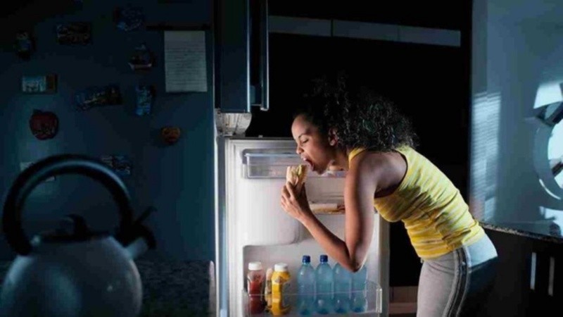Se caracteriza por una ingesta excesiva de alimentos durante la noche, especialmente después de la cena o incluso durante despertares nocturnos.
