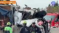Fuerte choque de un camión en Circunvalación con heridos: Bomberos intentan rescatar de la cabina a uno de los ocupantes