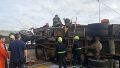 Fuerte choque de un camión en Circunvalación con tres heridos: Bomberos intentan rescatar a uno atrapado en la cabina