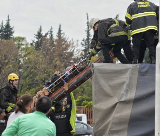 Las imágenes del impresionante rescate del joven atrapado en un camión en Circunvalación