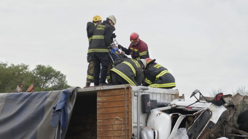 El rescate de los Bomberos y el traslado del herido al Heca.