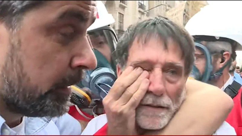Captura 1: el padre Paco gaseado por la Policía.