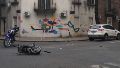 Fuerte choque entre un auto y una moto en 9 de Julio y Balcarce dejó dos mujeres lesionadas