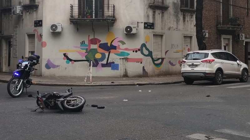 Los cascos de las ocupantes de la moto quedaron tirados en el piso.