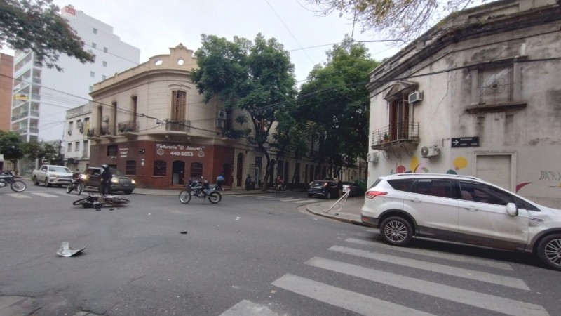 Los cascos de las ocupantes de la moto quedaron tirados en el piso.
