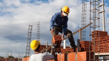 La obra pública parece ser único motor de la construcción.