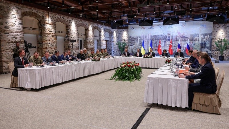 Delegaciones de Ucrania y Rusia se reunieron en Estambul para negociar un alto el fuego.
