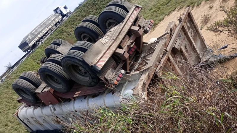 Camioneros se quejan por el estado de las rutas.
