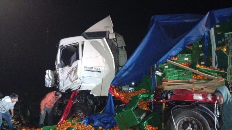Así quedó el camión, que transportaba frutas.