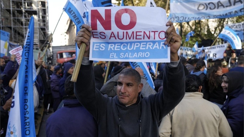 En la manifestación frente al municipio del viernes se anticipó una nueva medida de fuerza, que podría suspenderse.