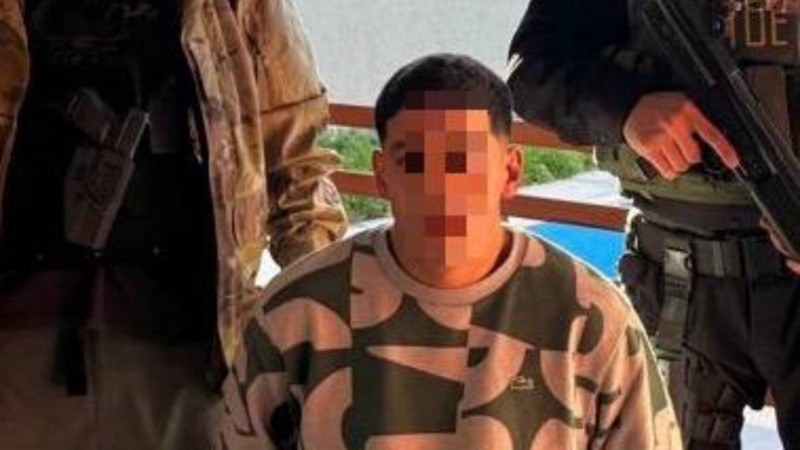 Ayala fue encontrado junto a familiares en una casa de dos plantas en Roldán.