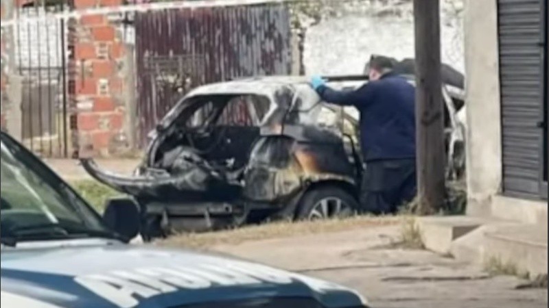 El vehículo en el que viajaban los fallecidos junto a la novia de uno de ellos, la cual fue llevada a una vivienda por agresores.