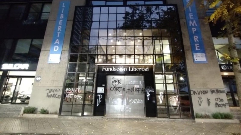 Así quedó el frente del edificio.