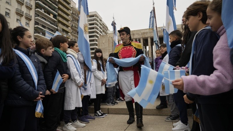 Un actor que protagoniza a Belgrano les toma la promesa de lealtad.