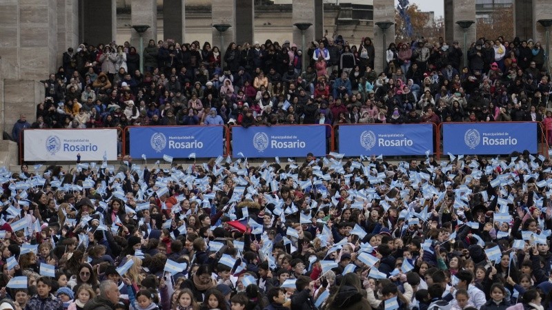 Las banderas de Argentina flameando en el monumento.