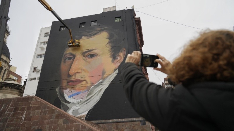 El mural de Belgrano que se está terminando en la pared trasera del palacio municipal.