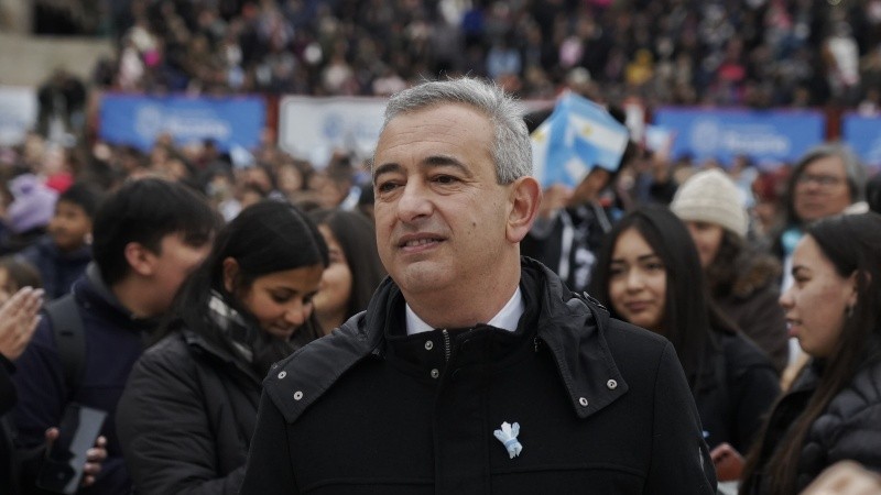 El intendente Pablo Javkin durante la promesa de Lealtad de los más chiquitos.