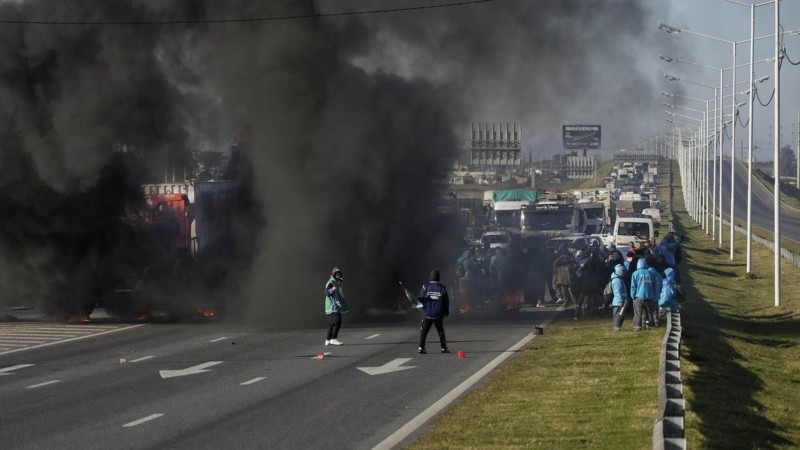 El piquete sobre Circunvalación generó problemas en el tránsito en zona oeste.