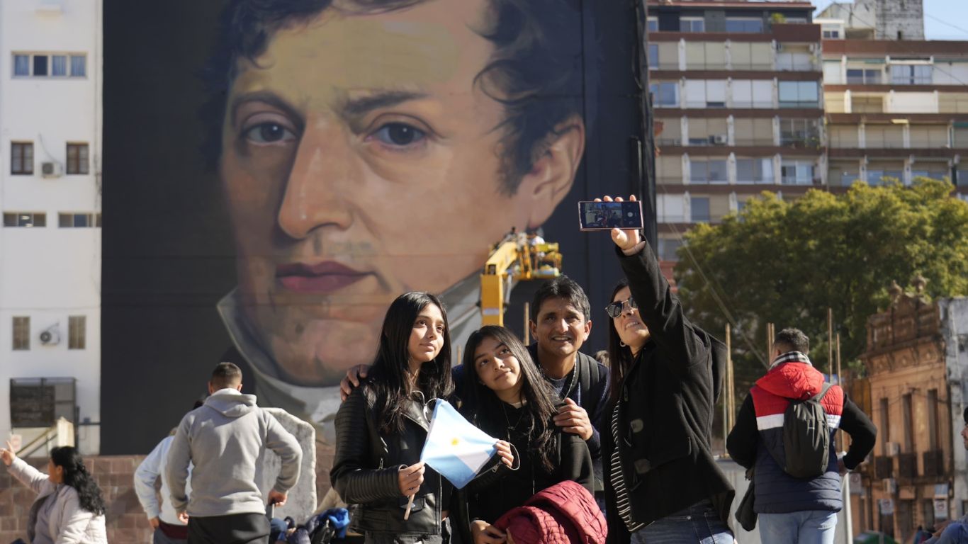 Los discursos de unidad no maquillaron un quiebre profundo en el Día de la Bandera: la fiesta fue ciudadana