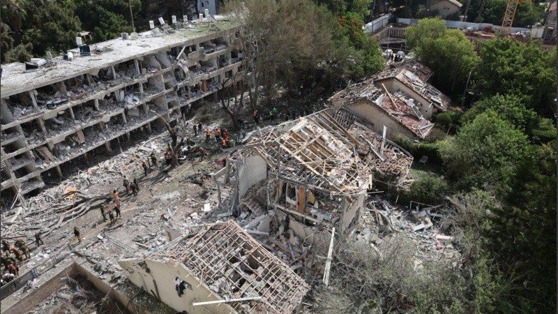 Tras el ataque con misiles iraníes, así quedó un complejo residencial en Tel Aviv.