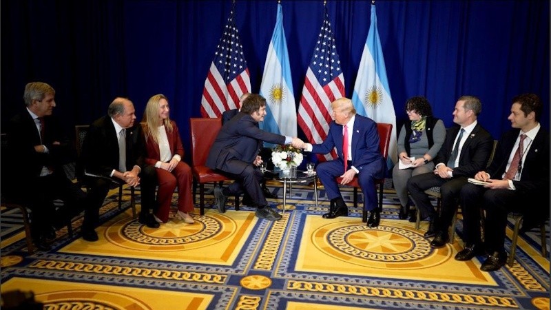 En febrero pasado, el presidente Javier Milei y su comitiva mantuvieron una reunión con el Presidente de los Estados Unidos, Donald Trump, en la CPAC de Washington D.C.