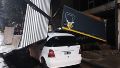 La estructura metálica se desprendió y cayó sobre un coche.