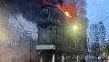 Voraz incendio en La Plata: se derrumbó un depósito y cayeron heladeras y lavarropas a la vereda