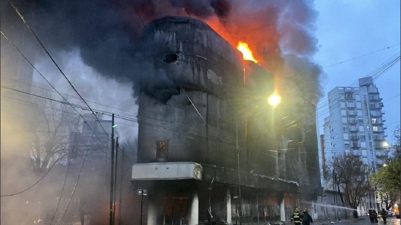 Incendio y derrumbe en un depósito en La Plata.