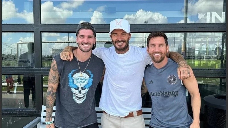 Rodrigo De Paul junto a David Beckham, uno de los principales inversores del Inter Miami, y Lionel Messi.