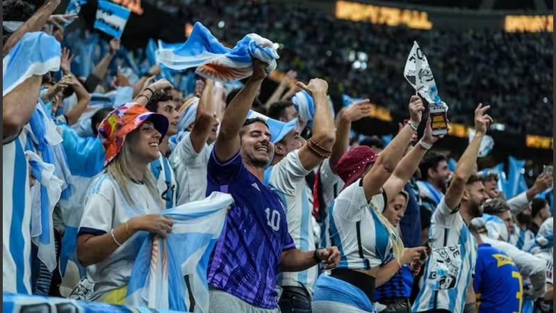 La hinchada argentina de las más ruidosas en Qatar 2022.