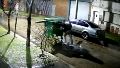 El joven fue captado mientras arrastraba el contenedor de basura.