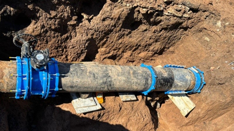 Después de más de 12 horas de trabajo, lograron cambiar el tramo afectado y se reactivó el bombeo de agua.