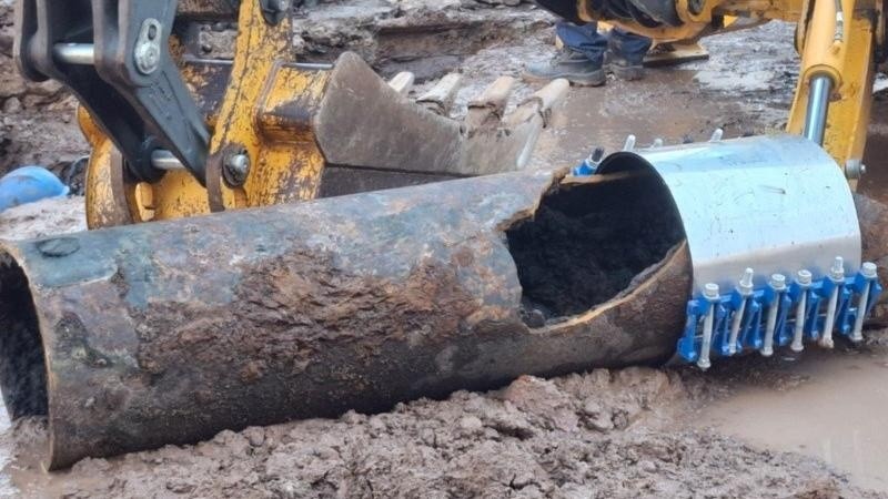 El caño que rompieron los contratistas de Aguas
