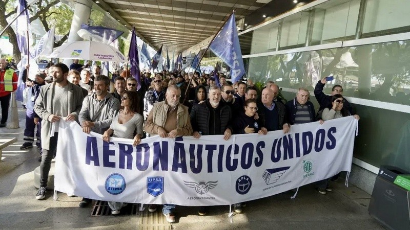 Gremios aeronáuticos realizaron una asamblea y advirtieron por una eventual 