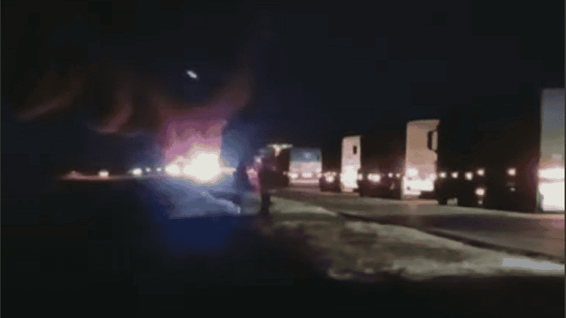 Si bien el tránsito no fue cortado, se formaron largas colas de autos y camiones en ese sector cerca del micro incendiado.