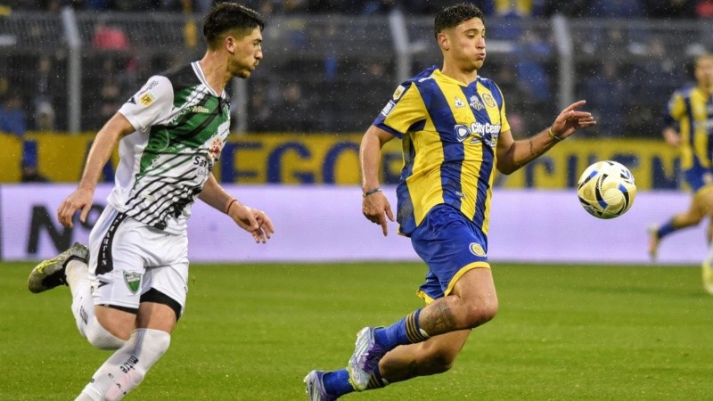 Véliz busca y protege la pelota ante San Martín de San Juan.