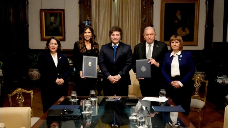  Kristi Noem, a la izquierda de Javier Milei.