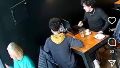 Denunció que se llevaron su riñonera de un bar céntrico y todo quedó filmado: “Me robó una señora”