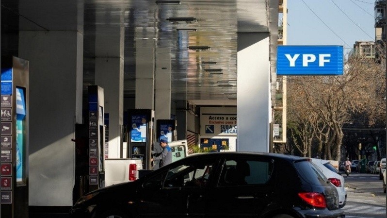 YPF anunció que baja 4% el precio de los combustibles: ¿desde cuándo?